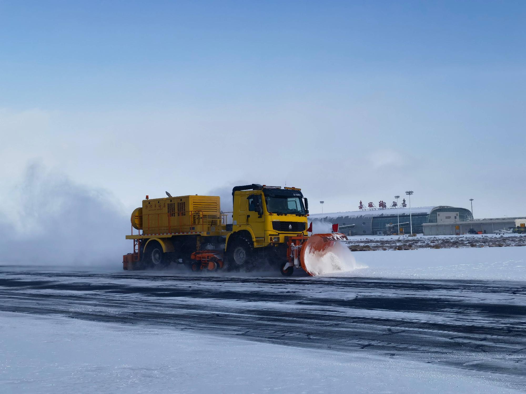 初雪至,阴霾散—嘉峪关机场圆满完成今冬首场除雪工作